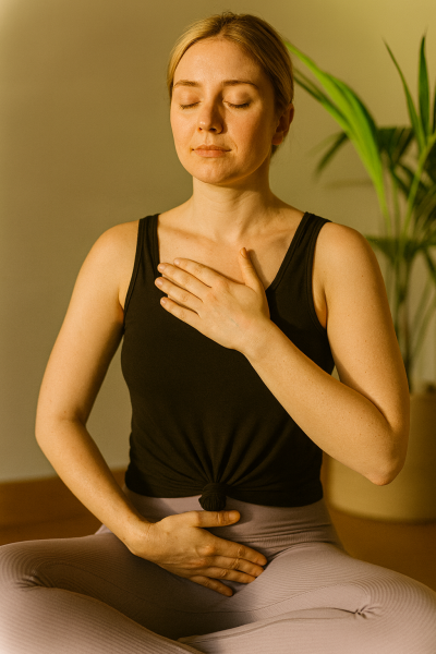 Exercice de respiration abdominale pour optimiser la posture et l’équilibre